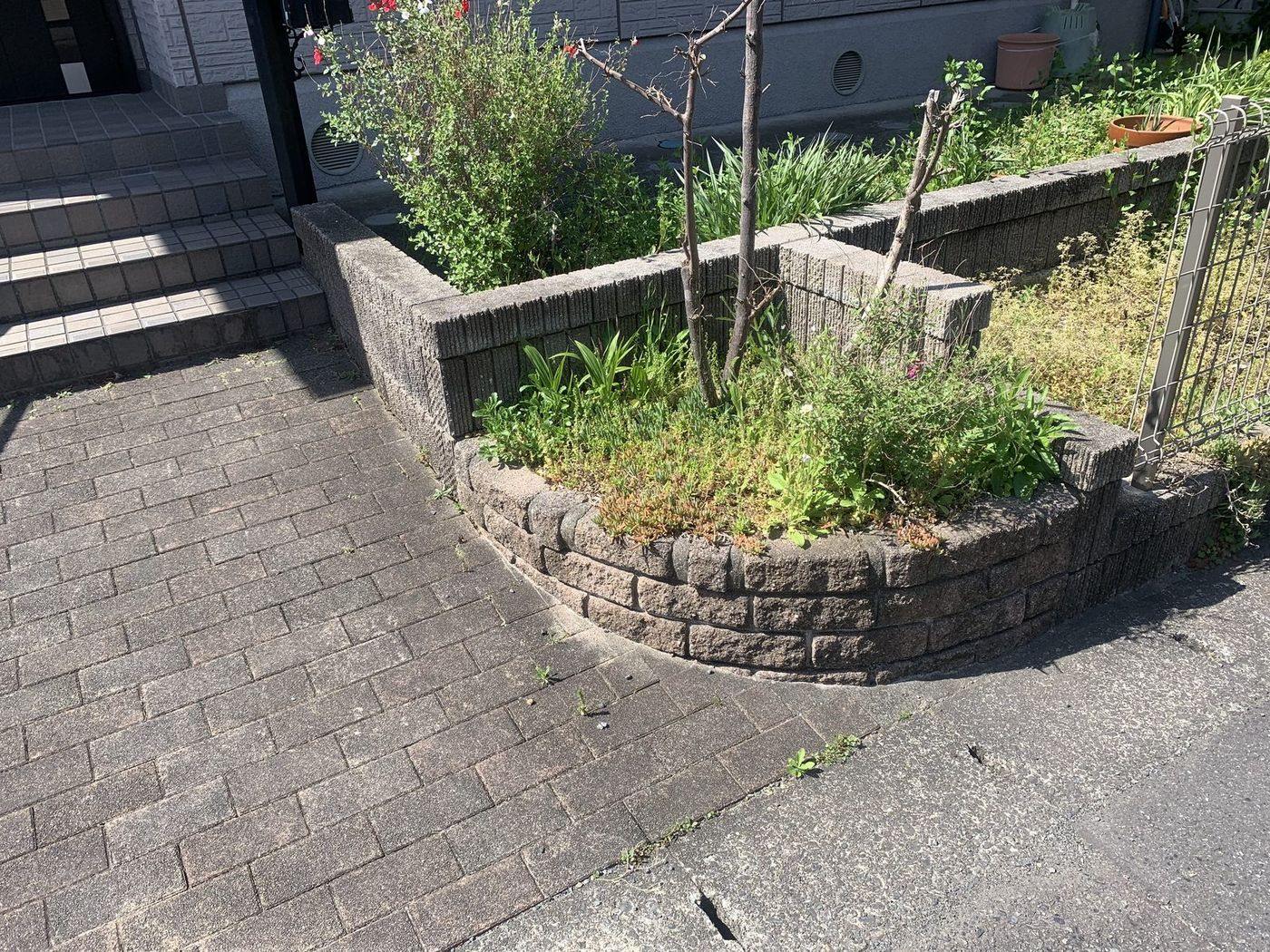 雑草の生えた花壇施工前